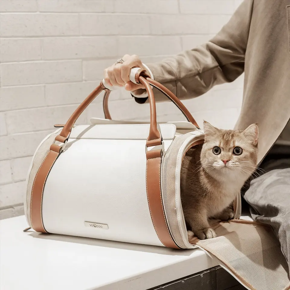 high-quality cat travel bag leather portable pet travel bag can be carried by hand or shoulder pet travel bag